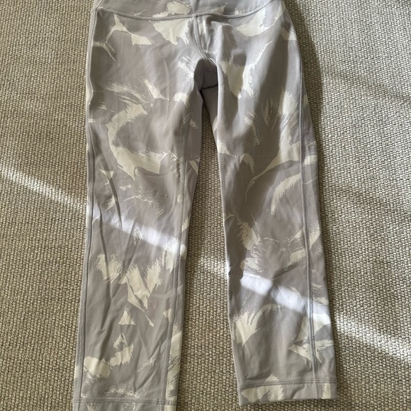 Lululemon Wunder Under High-Rise legging 25" size 6. EUC. - Picture 2 of 6